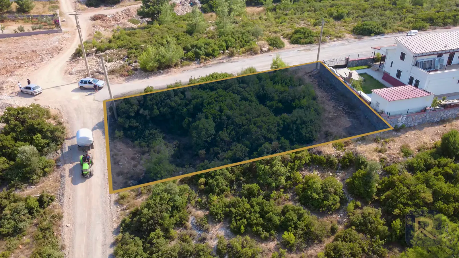 Seyrantepe plot 965/7 — 600 m² corner plot with boundaries outlined from the air